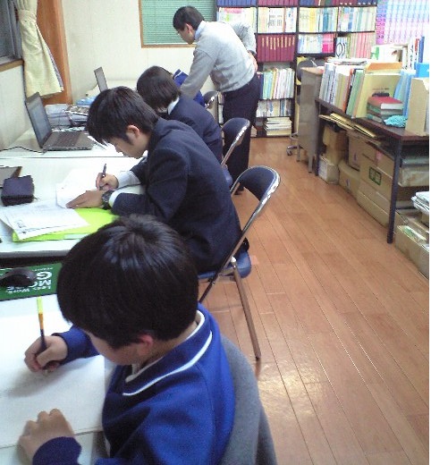 デジタル教材と先生の密着指導のコラボ