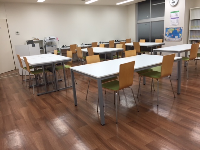 仕切りのない教室で個人指導