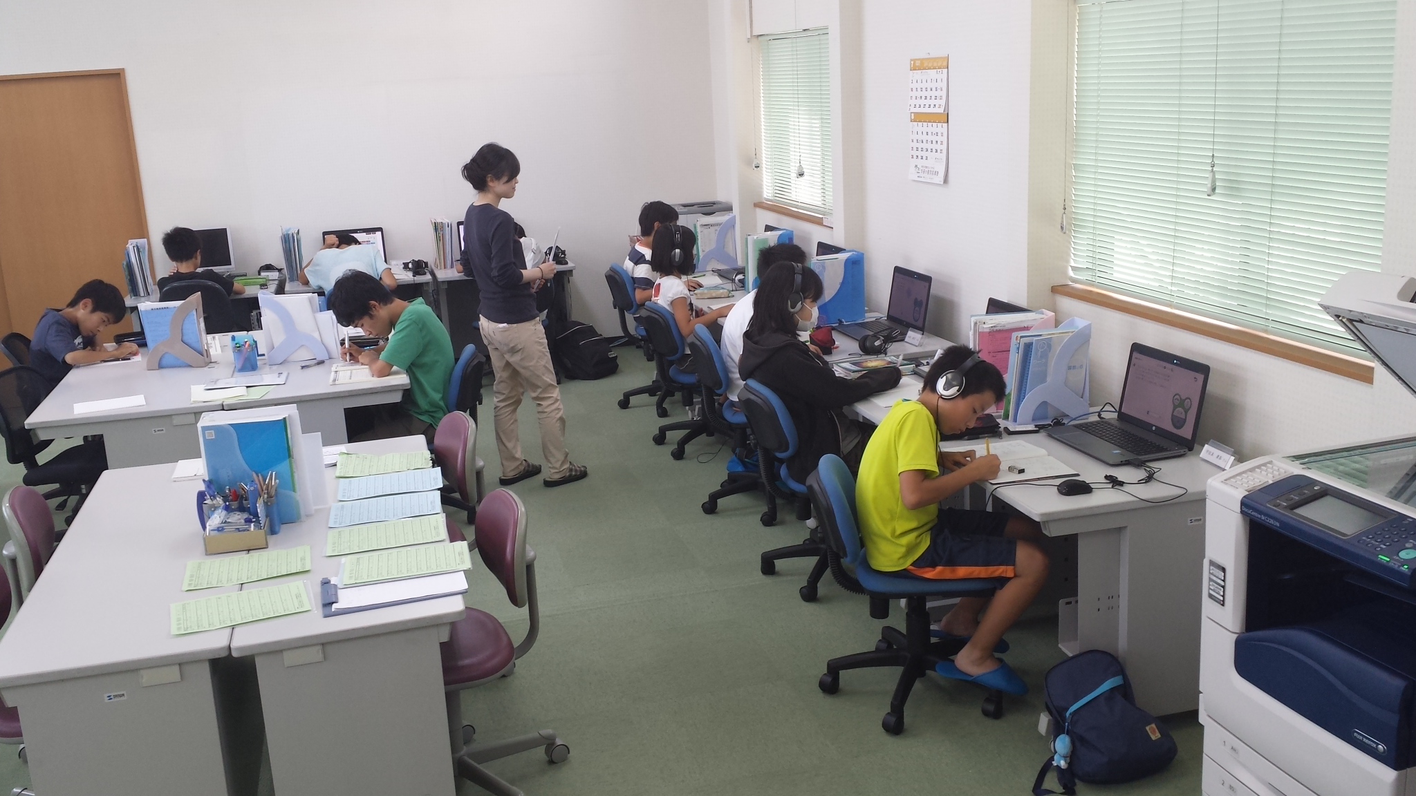 小学校低学年から高校生まで、個別指導でも安心の月額授業料!