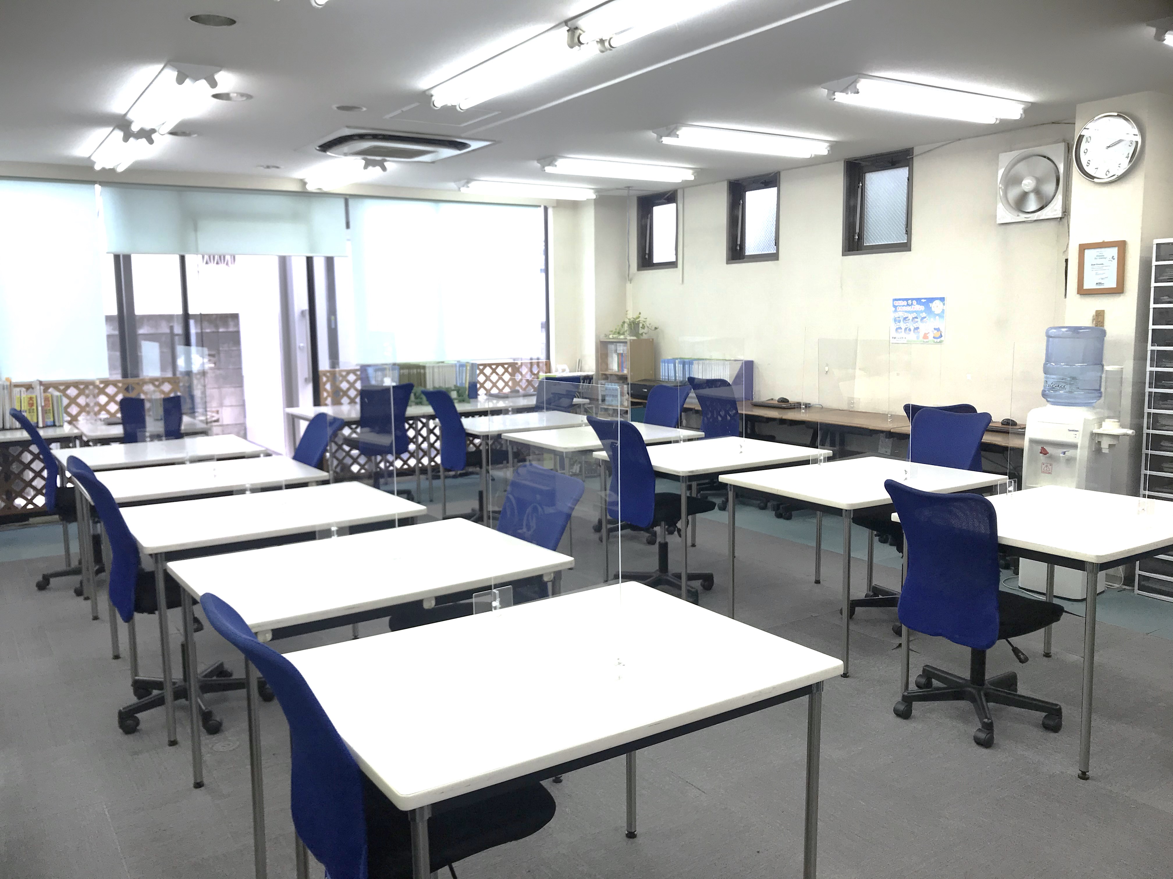 教室は仕切りのないオープンレイアウト方式