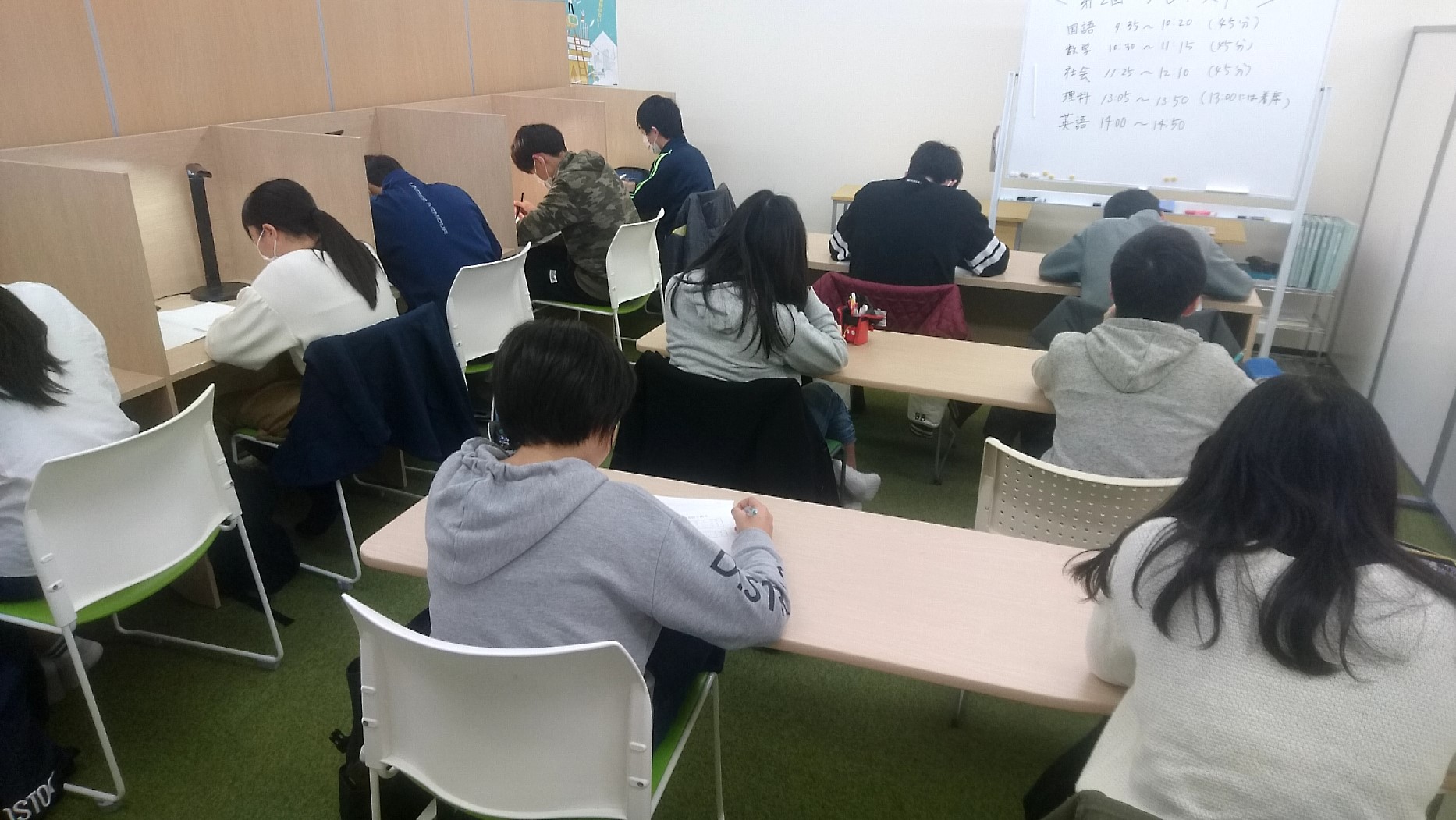 定期テスト対策は3週間前から実施し、休日も朝から夕方までテスト勉強が可能