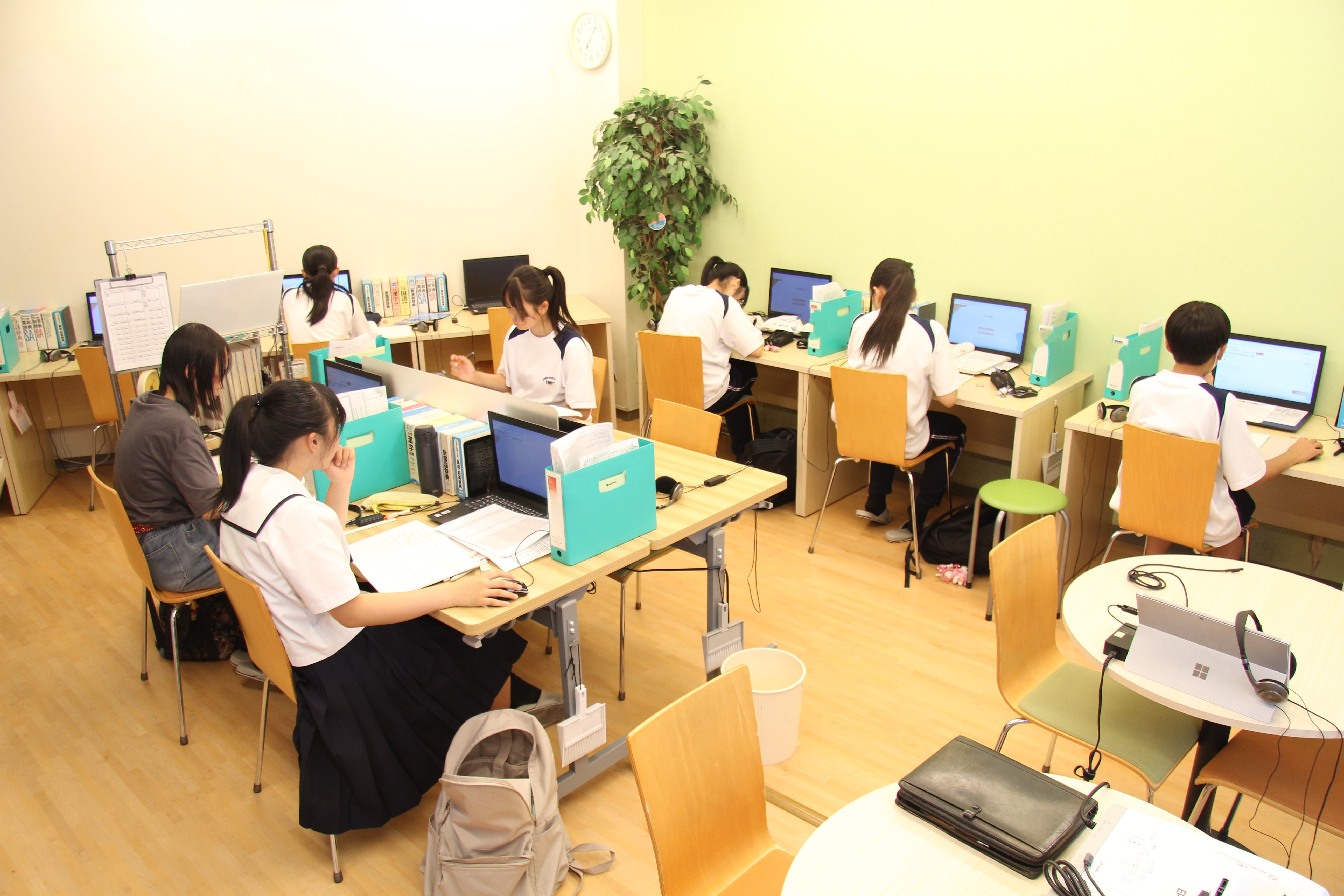 「教育は点数や進学のためではなく、社会のために施すもの」が指導理念です。